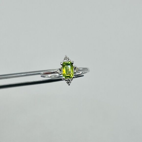 Natural Peridot and White Topaz Emerald Cut Sterling Silver Ring Size 7 - Picture 2 of 2